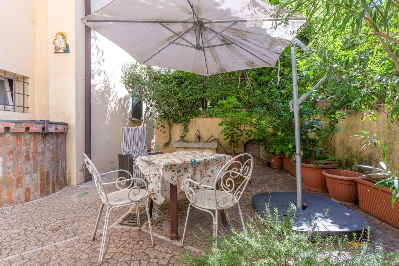 Pleasant Central Apartment With Garden Болонья Екстер'єр фото